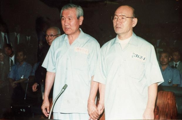 1996년 8월 5일 ‘12·12 및 5·18사건 항소심’ 선고공판에 출석한 노태우·전두환씨. 노태우씨에 이어 지난달 23일 전두환씨도 5·18 진실을 밝히지 않고 사망했다.<광주일보 DB>