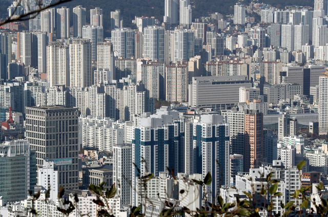 사진은 부산 연제 동래구 일대 아파트와 고층빌딩 모습. 부산일보DB