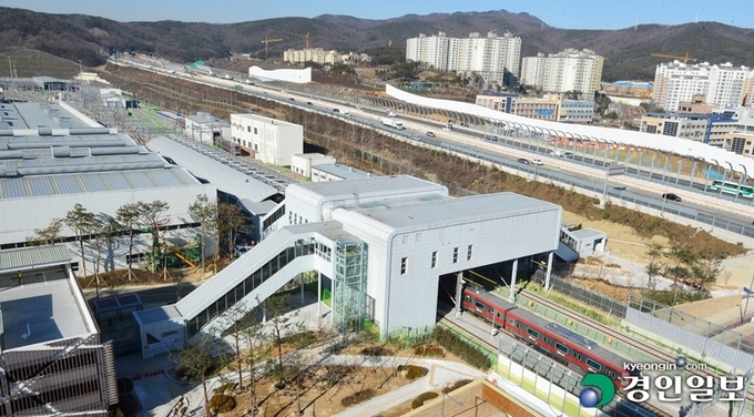 광교~호매실 신분당선 연장선 사업이 전 구간 복선으로 건설된다. 국토교통부는 29일 '신분당선 연장선 기본계획 변경계획'을 고시할 예정이다. 사진은 수원시 영통구 이의동에 위치한 신분당선 광교(경기대)역. /경인일보DB