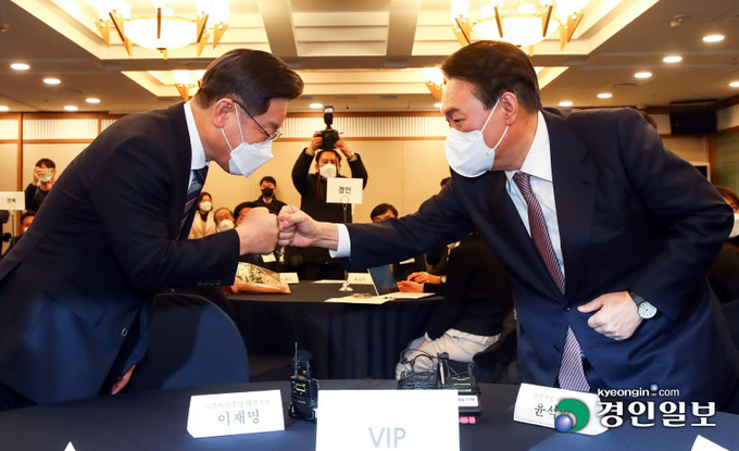 27일 오후 서울 한국프레스센터에서 한국지방신문협회 주최로 열린 지방자치대상 및 한국지역발전대상 시상식에서 국민의힘 윤석열 대선 후보(오른쪽)와 더불어민주당 이재명 대선 후보(왼쪽)가 인사하고 있다. 2021.12.27 /김도우기자 pizza@kyeongin.com
