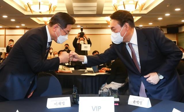 27일 오후 서울 중구 한국프레스센터에서 한국지방신문협회 주최로 열린 지방자치대상 및 한국지역발전대상 시상식에서 국민의힘 윤석열 대선 후보(오른쪽)와 더불어민주당 이재명 대선 후보(왼쪽)가 인사하고 있다. 사진= 한신협 사진공동취재단 제공