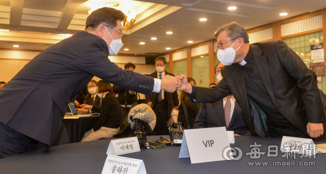 더불어민주당 이재명 대선 후보와 이상택(오른쪽) 한국지방신문협회 회장이 27일 오후 서울 중구 프레스센터에서 한국지방신문협회 주최로 열린 지방자치대상 및 한국지역발전대상 시상식에 참석해 인사하고 있다. 사진공동취재단