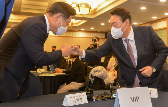 이재명 더불어민주당 대선 후보와 윤석열 국민의힘 대선 후보가 27일 서울 중구 한국프레스센터에서 열린 한국지방신문협회주최 '한국지방자치대상 및 한국지역발전대상 시상식'에 참석해 주먹악수를 하고 있다. 사진=한신협 사진공동취재단 