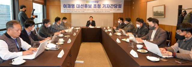 이재명 더불어민주당 대선 후보가 27일 한국프레스센터에서 경남신문 등 한국지방신문협회와 인터뷰를 하고 있다./한신협 공동취재단/