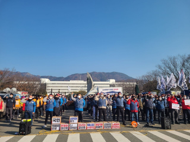 지난 28일 도청 앞에서 전국택배노조 경남지부 CJ대한통운 택배노동자들이 총파업 출정식을 하고 있다./택배노조 경남지부/