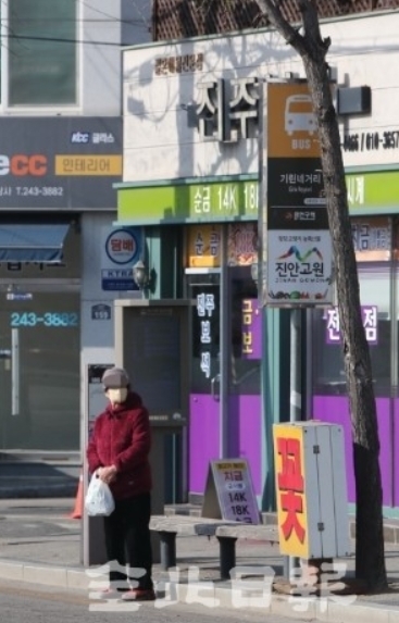 매서운 추위가 이어지고 있는 30일 전주시 건산로의 기린네거리 버스정류장을 비롯한 시내 곳곳 버스정류장에 가림막이 설치돼있지 않아 시민들이 찬바람을 맞으며 버스를 기다리고 있다. 조현욱 기자