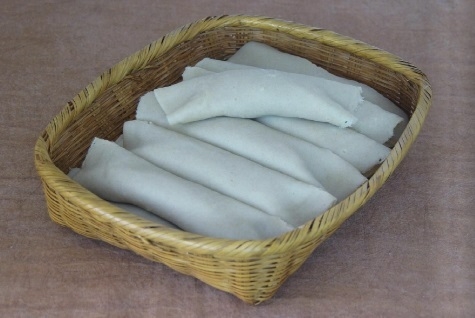 메밀가루 반죽에 무로 만든 소를 넣어 만든 빙떡.