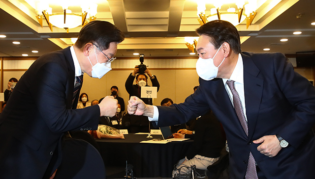 27일 오후 서울 중구 한국프레스센터에서 한국지방신문협회 주최로 열린 지방자치대상 및 한국지역발전대상 시상식에서 국민의힘 윤석열 대선 후보(오른쪽)와 더불어민주당 이재명 대선 후보(왼쪽)가 인사하고 있다./한신협 공동취재단/
