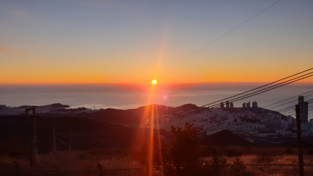 1일 해운대 장산 정상에서 본 일출. 이우영 기자