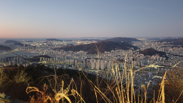 1일 해운대 장산 정상에서 본 전경. 이우영 기자
