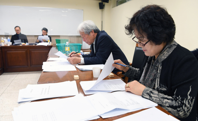 지난해 12월 15일 경남신문사에서 김진희(오른쪽부터) 시조시인과 장성진 평론가, 배한봉 시인,이성모 평론가가 2022 경남신문 신춘문예 시조와 시 부문 응모작을 각각 심사하고 있다./경남신문 자료사진/