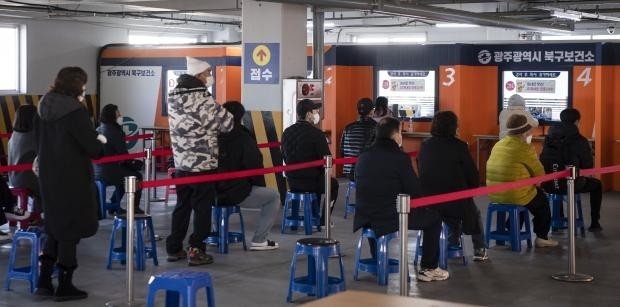 3일 오전 광주 북구청 선별진료소가 코로나19검사 대기자들로 붐비고 있다. /최현배 기자choi@kwangju.co.kr