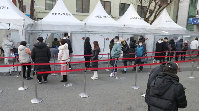 부산지역 코로나19 신규 확진자 수가 145명을 기록한 4일 부산 부산진구보건소 선별진료소에 시민들이 검사를 받기 위해 줄을 서 있다. 정대현 기자 jhyun@