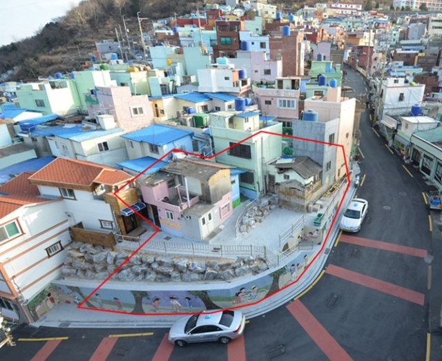 부산 아미동 비석마을 피란민 주거지’(빨간선 안)가 5일 부산시의 첫 번째 등록문화재로 등록됐다. 부산시 제공