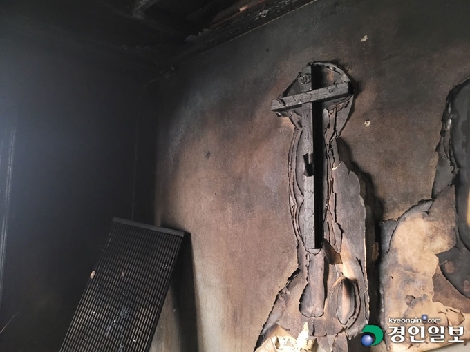 삼부자와 할머니는 고등동성당에 다니는 가톨릭 신자다. 불이 훑고 지나간 성모상과 십자가는 모두 검게 타버렸다. 2022.1.5 /손성배기자 son@kyeongin.com