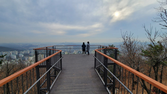 인천 남동구는 누구나 쉽게 산행을 즐길 수 있도록 '만수산 무장애나눔길'(2천751m)을 조성했다. 2022.1.5 /인천 남동구 제공