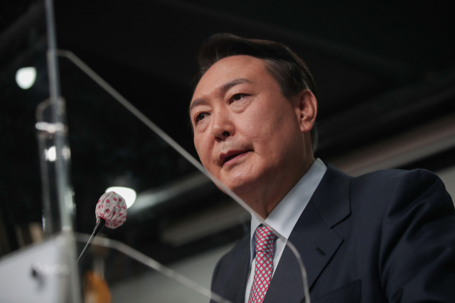 윤석열 국민의힘 대선 후보가 5일 오전 서울 여의도 중앙당사에서 선거대책위원회 해산 및 입장 발표 기자회견을 하고 있다. 2022.1.5. 국민의힘 제공