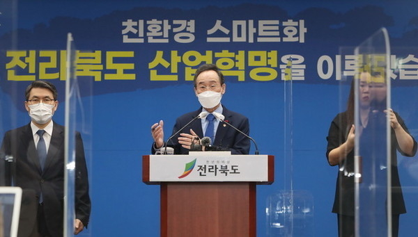 송하진 도지사가 5일 전북도청 브리핑룸에서 2022년 전라북도 주요업무계획 신년 기자회견을 하고 있다. /조현욱 기자