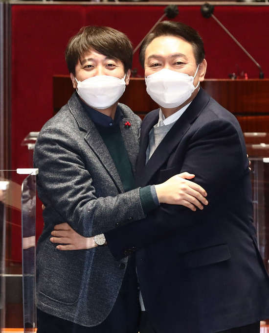 윤석열 대선 후보와 국민의힘 이준석 대표가 6일 국회에서 열린 의원총회에서 포옹하고 있다. 2022.1.6 /국회사진기자단