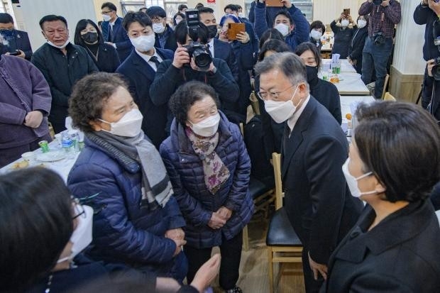 문재인 대통령과 부인 김정숙 여사가 9일 오후 광주 동구 조선대병원장례식장에 마련된 이한열 열사의 어머니 故 배은심 여사의 빈소를 조문을 마치고 오월어머니 회원들과 인사 나누고 있다. /김진수 기자 jeans@kwangju.co.kr