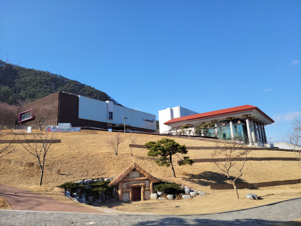 인근에 자리한 시립미술관과 문예회관