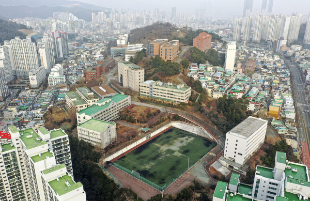 부산시와 LH 주도의 공영개발이 추진되다 학교법인 성지학원 측의 부지 매각으로 민간 사업자 손에 넘어간 부산 남구 우암동 옛 부산외대 부지 전경. 김종진 기자 kjj1761@