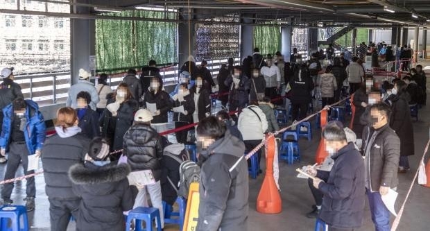 광주 북구청 선별진료소가 코로나19검사 대기자들로 붐비고 있다./최현배 기자choi@kwangju.co.kr