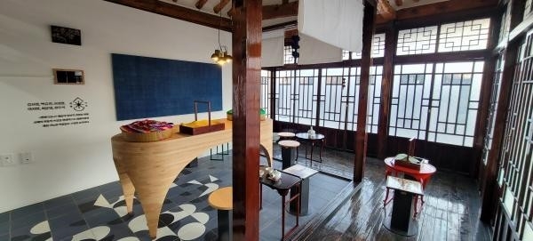 작가들의 작품으로 구성된 다실