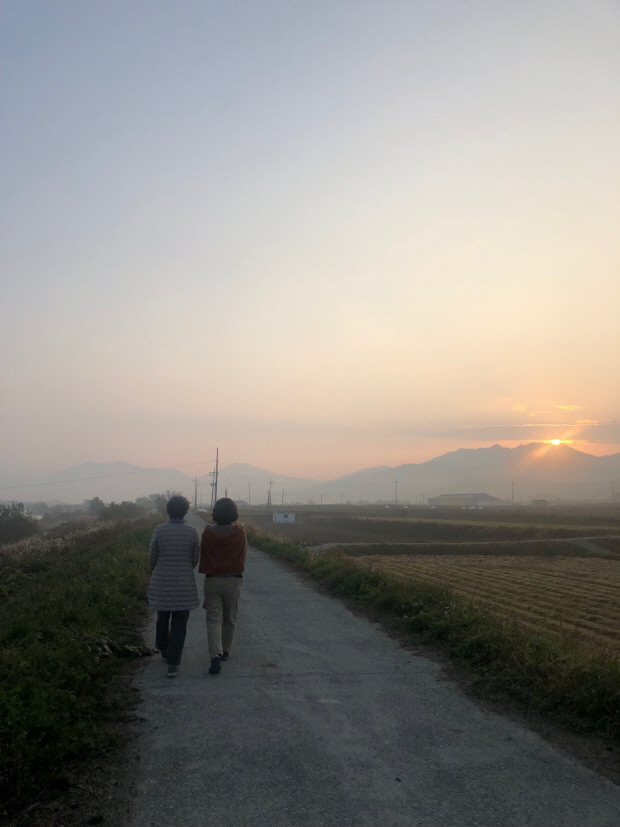해 뜨는 시각, 호젓한 탐진강변을 산책하는 ‘강진 일주일 살기’ 참가자. <김상규씨 제공>
