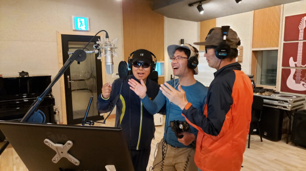 해 뜨는 시각, 호젓한 탐진강변을 산책하는 ‘강진 일주일 살기’ 참가자. <김상규씨 제공>