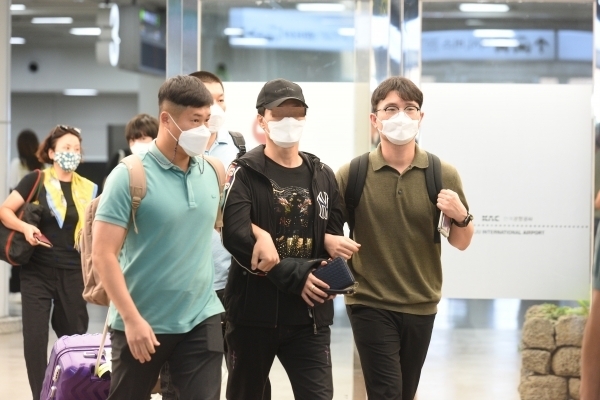 이승용 변호사 살인사건에 연루돼 구속영장이 신청된 김모씨(56.가운데)가 지난해 8월 항공편을 이용해 제주국제공항으로 압송됐다.