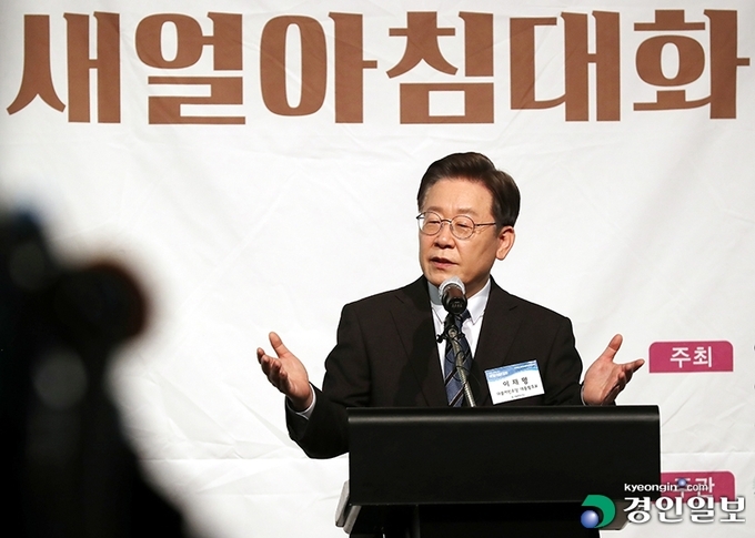 더불어민주당 이재명 대선 후보가 11일 오전 인천시 연수구 쉐라톤 그랜드 인천호텔에서 열린 '20대 대선 후보 초청 새얼아침대화'에서 강연을 하고 있다. 2022.01.11 /조재현기자 jhc@kyeongin.com