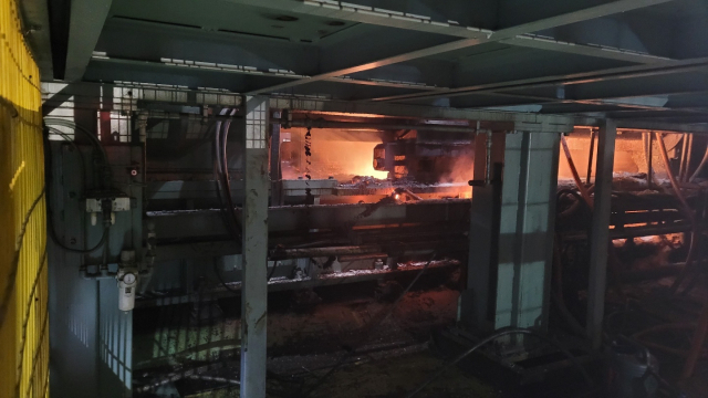 12일 새벽 화재가 난 울산 동남정밀 1공장 주조동. 울산소방본부 제공