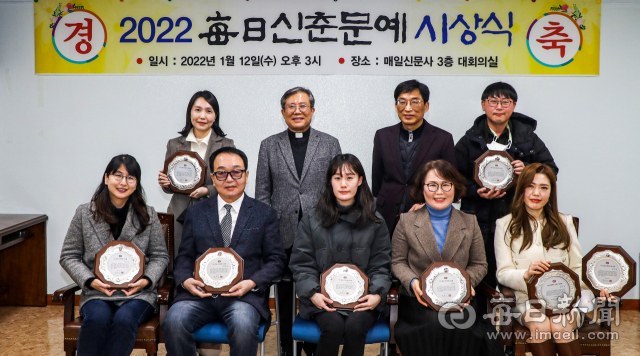 12일 오후 매일신문 3층 회의실에서 열린 '2022 매일신춘문예 시상식'에서 각 부문 수상자들이 이상택 매일신문 사장과 기념촬영을 하고 있다. 앞줄 왼쪽부터 유진희(시 부문), 복진세(수필 부문), 김미리(희곡·시나리오 부문), 정경화(시조 부문), 유주현(단편소설 부문·현진건문학상 신인상), 뒷줄 왼쪽부터 지윤경(동화 부문), 이상택 매일신문 사장, 오철환 현진건기념사업회 이사장, 정준호(동시 부문) 씨. 안성완 기자 asw0727@imaeil.com