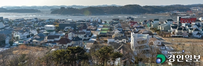 경기도 내 해양관광지이자 농어촌지역인 안산시 단원구 대부도가 행정구역 상 단원구라는 이유로 2020년 6월 정부가 투기과열지구로 지정돼 주택매매와 대출 등 규제로 인해 주민들의 불만의 목소리가 커지고 있다. 특히 코로나19 사태로 큰 피해를 보고 있는 대부도의 민박·펜션 업계는 투기과열지구로 지정돼 이중고를 겪고 있다. 사진은 안산시 단원구 대부도 내 펜션단지. 2022.1.12 /김도우기자 pizza@kyeongin.com