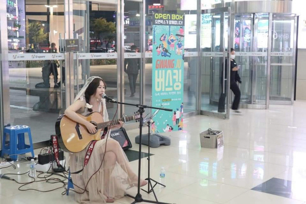‘광주버스킹’의 멤버가 지난해 할로윈데이를 맞아 분장을 하고 유·스퀘어 문화관에서 공연하는 모습.