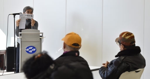 납북귀환어부 피해자 진실규명 시민모임이 마련한 ‘납북귀환어부 피해자 재심 관련 설명회'가 13일 속초시 청호동 속초수협에서 열렸다. 김춘삼 대표가 본지에 보도된 ‘전국 최초 간첩 누명 납북어부 지원센터 만든다' 기사를 보이며 이야기하고 있다. 신세희기자