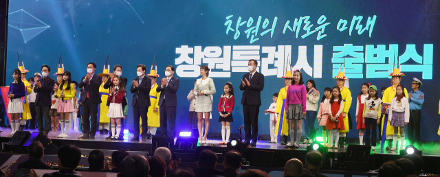 13일 창원체육관에서 열린 ‘창원특례시 출범식’에서 허성무 시장, 이치우 시의회 의장, 박완수·이달곤·최형두 국회의원, 김하용 도의회 의장 등 참석자들이 특례시 출범을 축하하고 있다./김승권 기자/