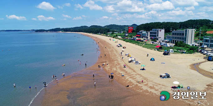 화성 궁평리 해변에 길이 2km에 이르는 백사장이 펼쳐져 있는 모습. /경인일보 DB