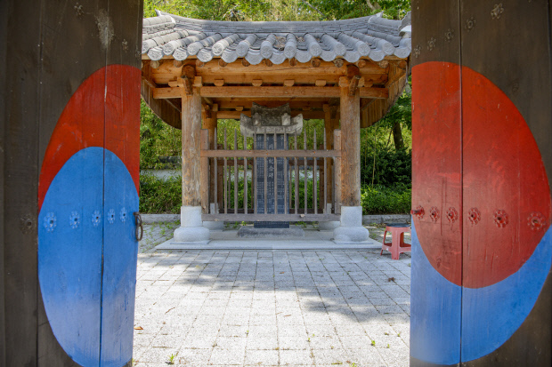전북 정읍 산외면 오공리 야정부락에 있는 동의기념비. 원래 하청사가 있었으나 6·25 한국전쟁 때 불타고 비만 남았다가 다시 전각을 지었다.