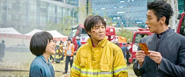 영화 ‘신과함께-죄와 벌’(2017)은 해운대구 센텀시티 KNN 방송국 인근 광장에서 촬영됐다. 영화 스틸 컷. 롯데엔터테인먼트 제공