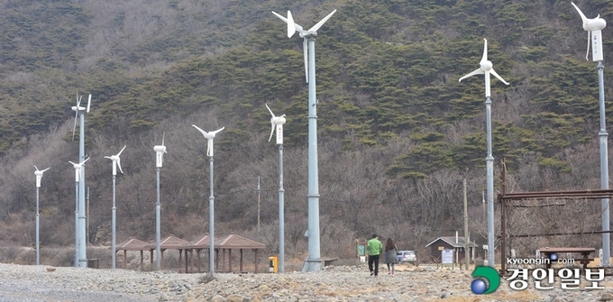 국내외 대형 발전사들이 인천 앞바다에서 추진하고 있는 해상풍력발전단지 조성사업의 인허가 과정이 부실했던 것으로 드러났다. 대형 발전사업자들의 일방적인 사업 추진으로 어민과 갈등이 커지고 있는 상황에서, 관련 행정기관이 해상풍력발전단지 조성사업에 안일하게 대응하고 있다는 지적이 나온다. 사진은 인천시 옹진군 덕적면 북리 능동 자갈마당 소형 풍력발전기. /경인일보DB