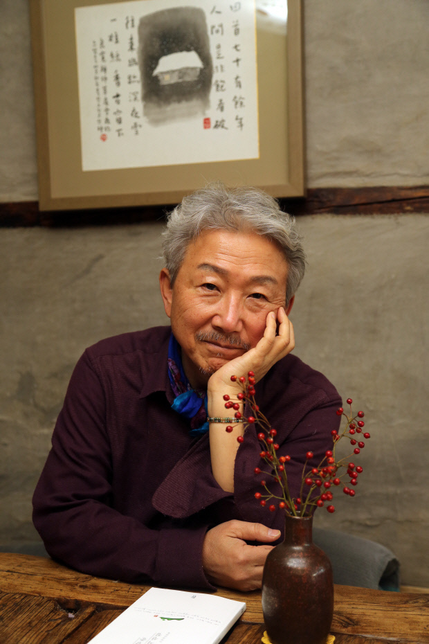1984년 시 전문지 ‘시인’ 제2집으로 등단한 후 38년 동안 자연과 벗하며 내면의 깊은 성찰을 통해 인간과 자연의 공존을 지향하는 시를 써오고 있는'지리산 시인' 박남준(65). 지난해 9월 '조태일문학상'과 '임화 문학예술상'을 수상했다.
