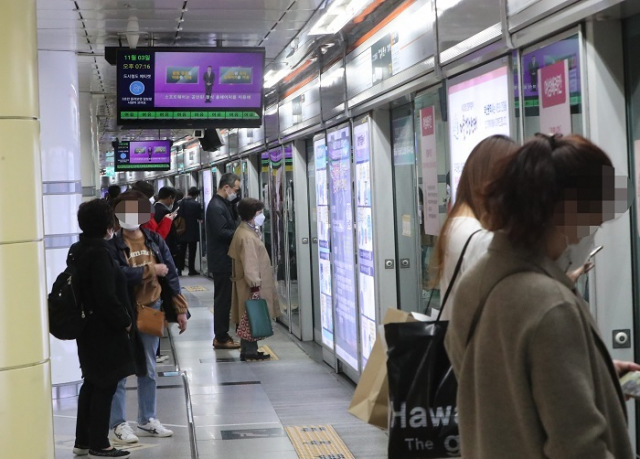 부산 도시철도(지하철) 1~2호선에 주요 역만 정차하는 급행노선이 도입된다. 사진은 부산 도시철도 1호선 서면역 모습. 부산일보 DB