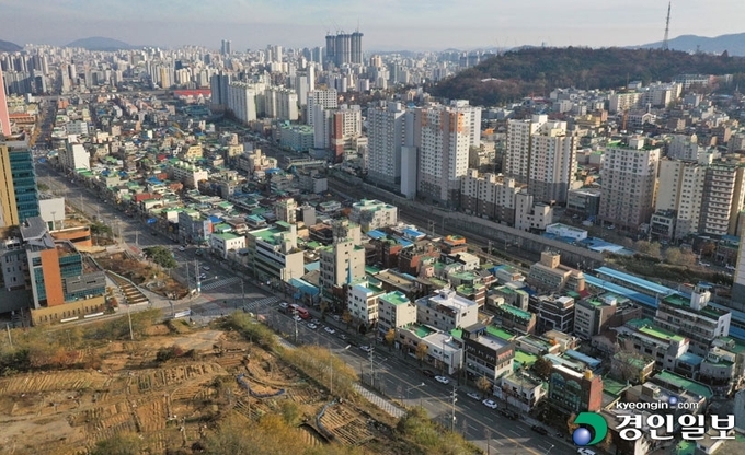 경인선 지하화 사업이 현실화할 경우 인천 도시 공간 구조가 획기적으로 바뀔 것으로 전문가들은 예측하고 있다. 기존 택지 개발 중심의 외곽 지역 도심 확장이 아닌 철도 등 대중교통 역세권의 고밀도 개발로 재편될 것이라는 주장이 설득력을 얻고 있다. 사진은 제물포역 일대 전경. /경인일보DB