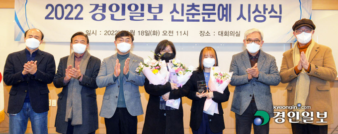 18일 오전 경인일보 대회의실에서 열린 '2022 경인일보 신춘문예 시상식'에서 당선자들이 기념 촬영을 하고 있다. 사진 왼쪽부터 배상록 경인일보 대표이사 사장, 김양미 소설부문 당선자, 전예지 시 부문 당선자. 2022.1.18 /김도우기자 pizza@kyeongin.com