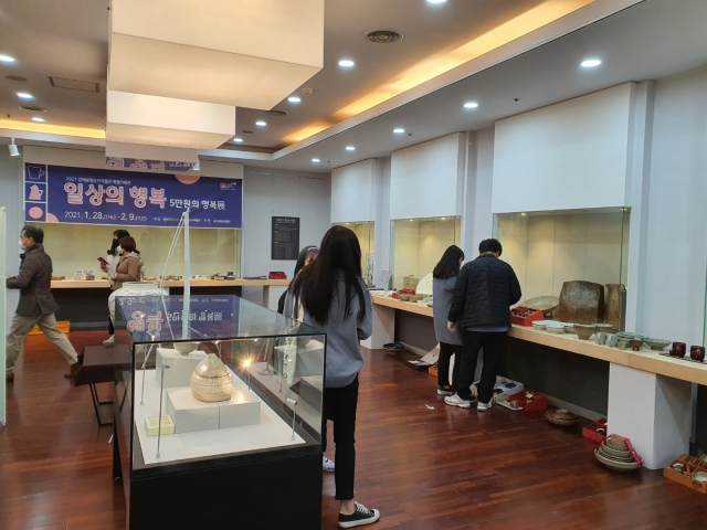 관람객들이 김해분청도자전시판매관을 둘러보고 있다./김해시/