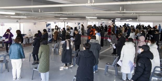 광주 광산구 하남3지구 내 주차타워에 마련된 임시선별소에서 시민들이 코로나19검사를 받고 있다. 임시선별소는 오는 24일까지 오후 1시부터 8시까지 운영한다. /최현배 기자choi@kwangju.co.kr