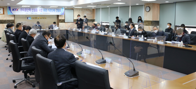18일 구미상공회의소에서 구미시·경제계·시민사회단체 대표와 구자근·김영식 국회의원 등이 'KTX구미공단역 신설'을 위한 유관 기관단체 간담회가 열리고 있다. 구미상의 제공