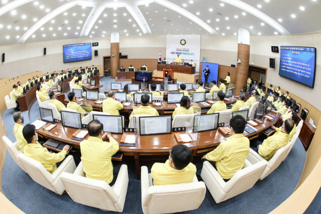 창원시의회는 24일 제111회 임시회 제1차 본회의를 열었다. 이에 앞서 의회 인사권 독립을 기념한 의회기 게양식과 상징 조형물 제막식도 진행했다./창원시의회/